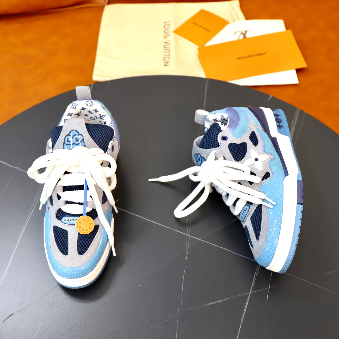 Ex-factory price: 860💰LV Couple👫Louis Vuitton TRAINER sneakers classic Louis Vuitton men's artistic director Virgil Abloh picked inspiration to create this LV Trainer sneaker. Yingze crystal inlays present a colorful effect. VS can be matched with two gorgeous effect colors. The LV letter logo badge on the tongue is gorgeous and noble. The LV letter is decorated on the side. The outsole is decorated with a Monogram flower pattern. It shows the trend of elegance and nobility! Men's and women's models: 35-46